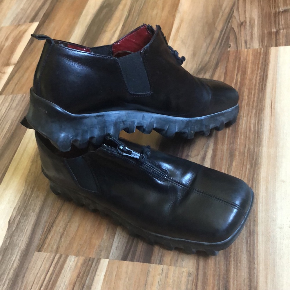 Donald J. Pliner Black Leather Modern Loafer.